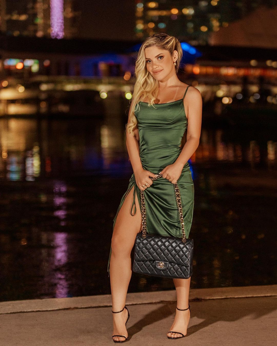 Escort de Luxo Dara Diniz posa para foto em viajem ao exterior. - RIOSEX