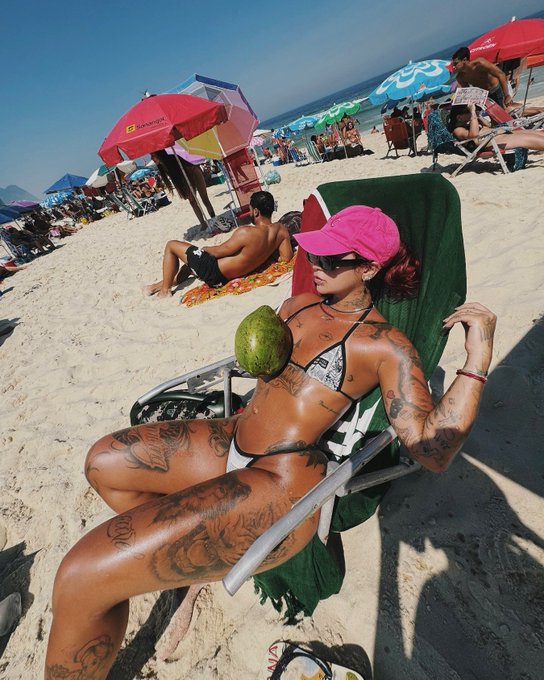 Dj Nath não é acompanhante de luxo mas posa de biquini na praia tomando sol e deixa os fans enlouquecidos