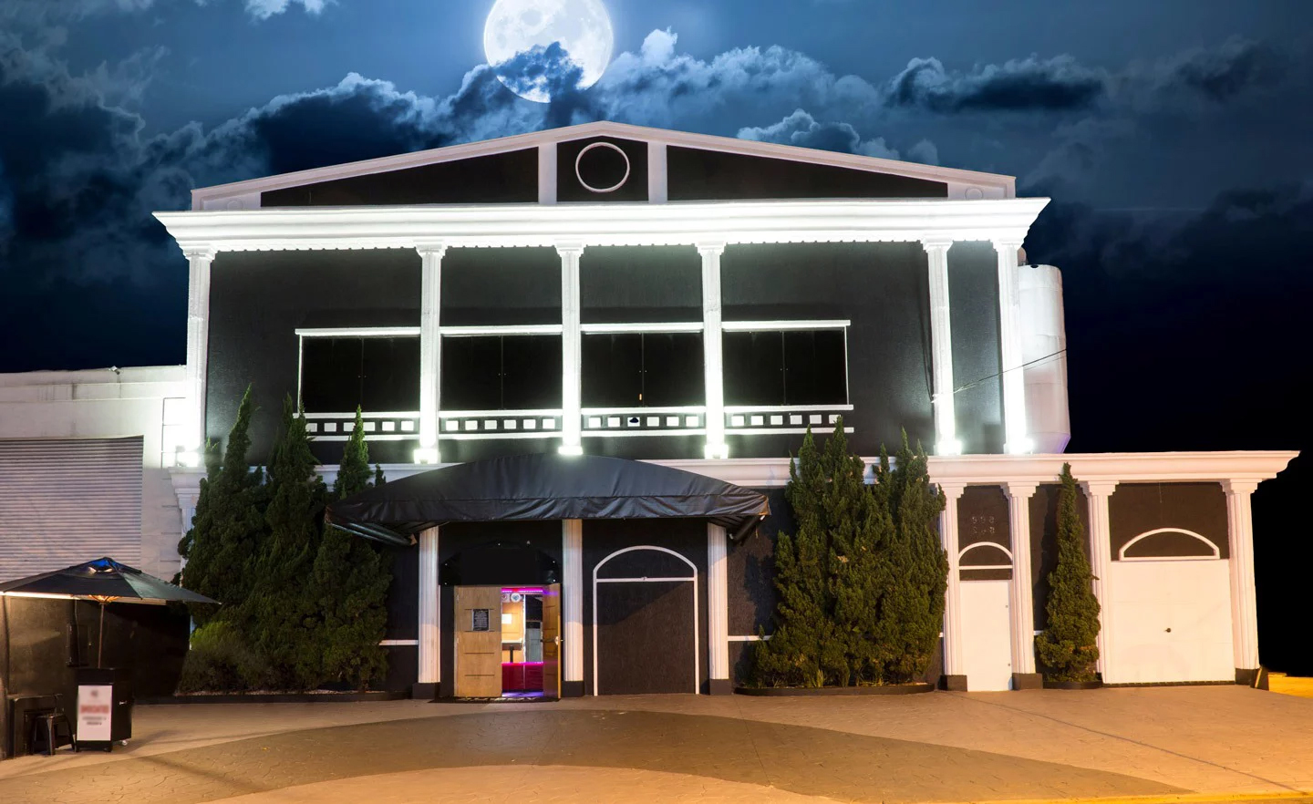 Fachada da Casa de swing Asha Club SP a noite