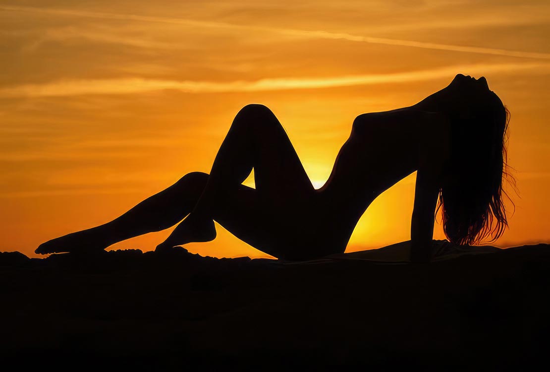 Silhueta da acompanhante de luxo ao por so sol na Barra da Tijuca rj