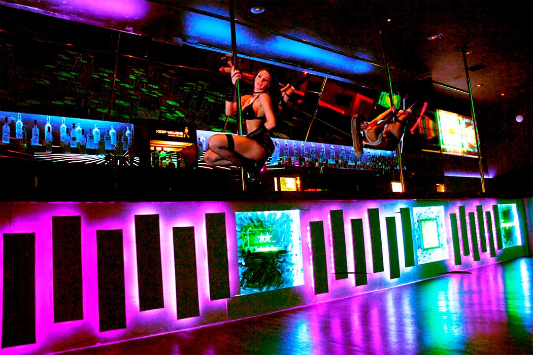 Casa de swing  Code Club em SP Balcão Bar com dançarinas de polidance
