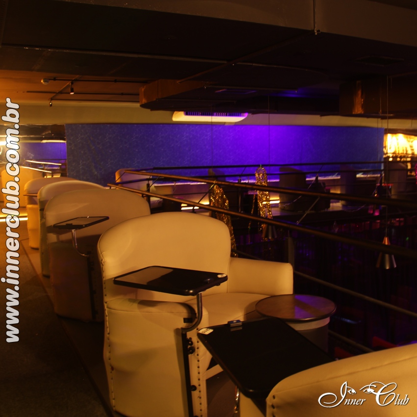 Inner Club casa de swing em Santo Amaro - SP área vip decorada com cadeiras brancas confortáveis