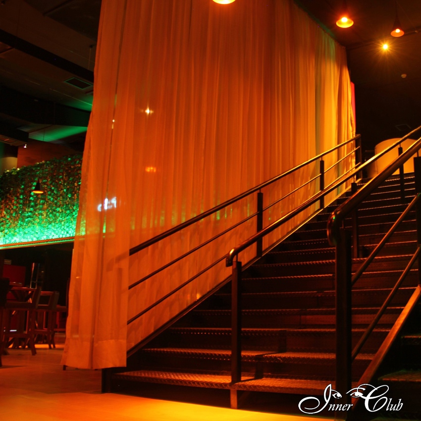 Inner Club casa de swing em Santo Amaro - SP escadaria que leva para parte privativas onde se pode fazer sexo em grupo