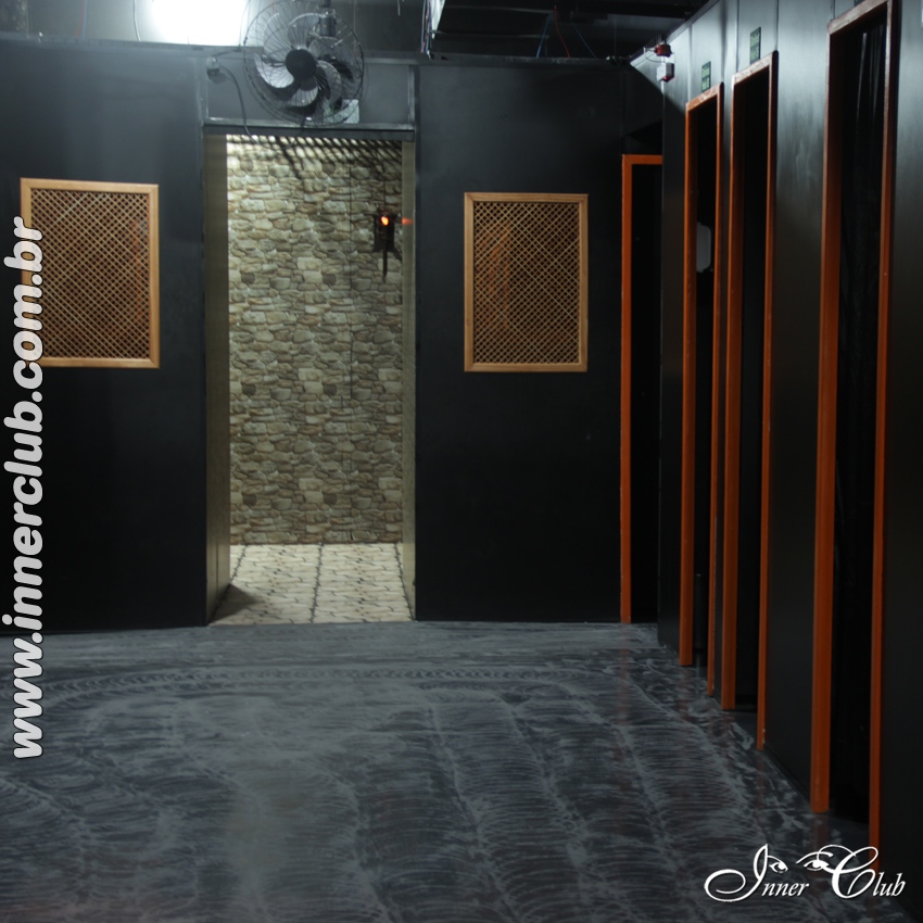 Inner Club casa de swing em Santo Amaro - SP labirinto, um corredor que leva para as salas de sexo e glory hole