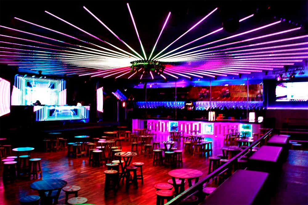 Pista área de mesas vista de cima da area do camarote da boate code clube em SP