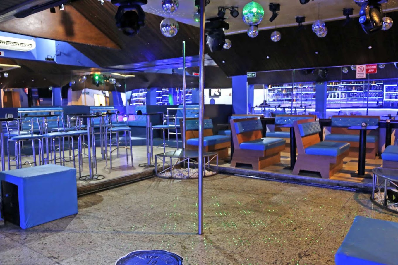 pista de dança com polidance Enigma Club a casa de swing para casais em SP vazia veja quantas pessoas cabem na area