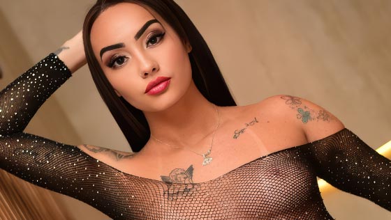 Acompanhante tatuada estilo putona