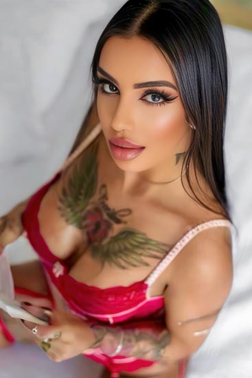 Acompanhante morena tatuada RJ