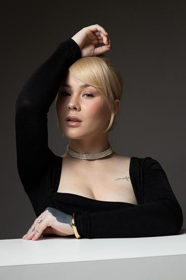 Blonde escort in the style of a movie actress in Rio de Janeiro