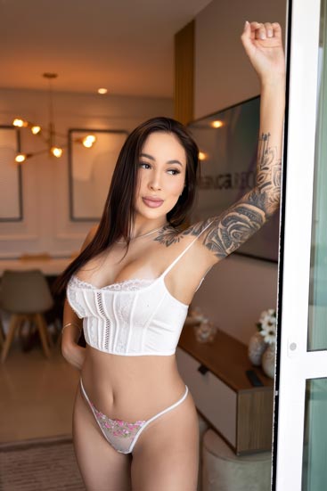 A charming, feminine ESCORT in Barra